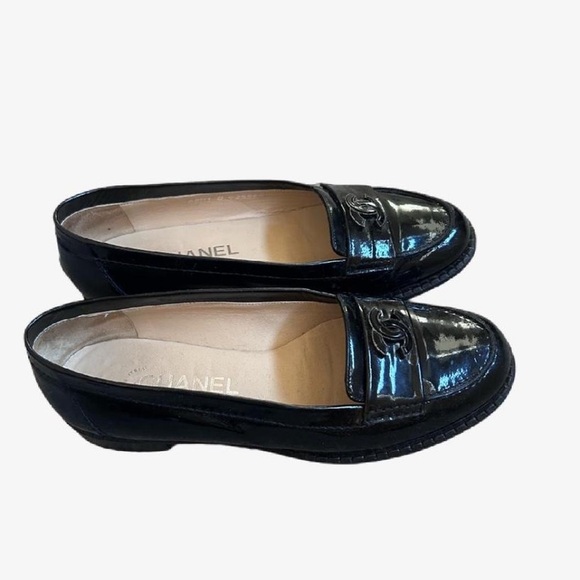 CHANEL Glossy Black Loafers with Logo - Picture 4 of 8